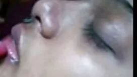 Una ragazza registra ...