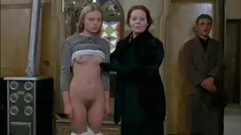 Una ragazza magra co ...