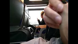Uomini e donne sedut ...