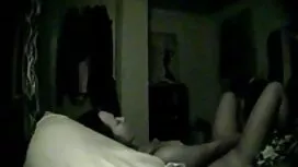 Seduto sul letto in  ...