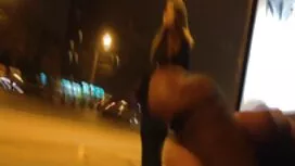 Ragazza si siede su  ...