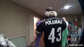 Un uomo trova una ra ...