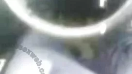 La ragazza allargò l ...