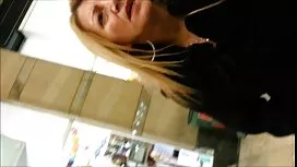 Ragazza nuda in posa ...