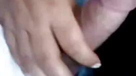 Un giovane uomo che  ...